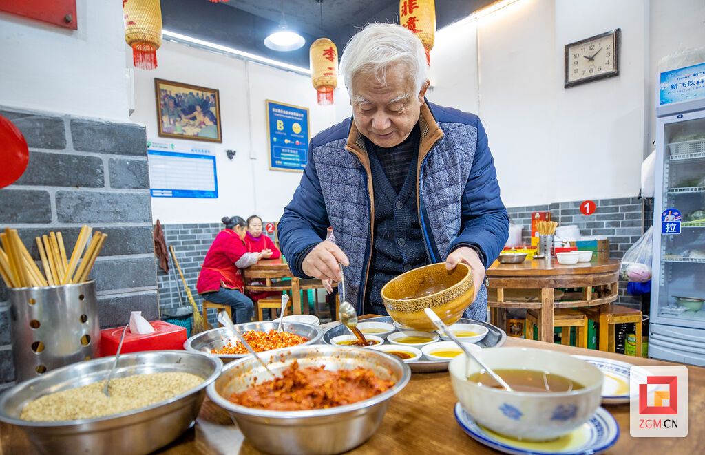 搭配蘸水 记者 叶卫东 摄.jpg