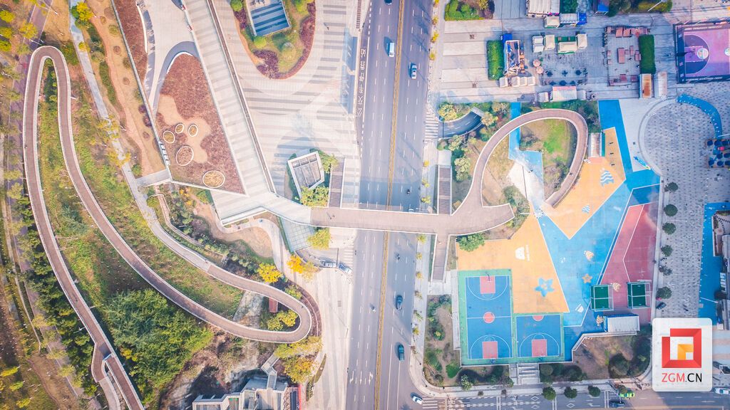 连接“都市运动”与“山野绿意”的空中走廊 记者 宋姿熠 摄.jpg