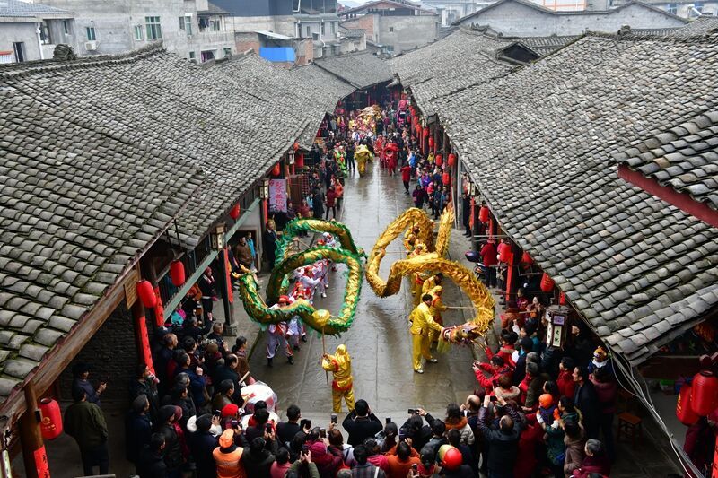 老觀古鎮(zhèn)的舞龍.jpg