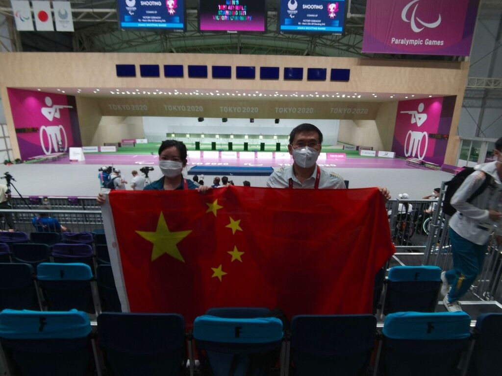 中国射击队领队、省残联副理事长马骏在董超夺冠现场。