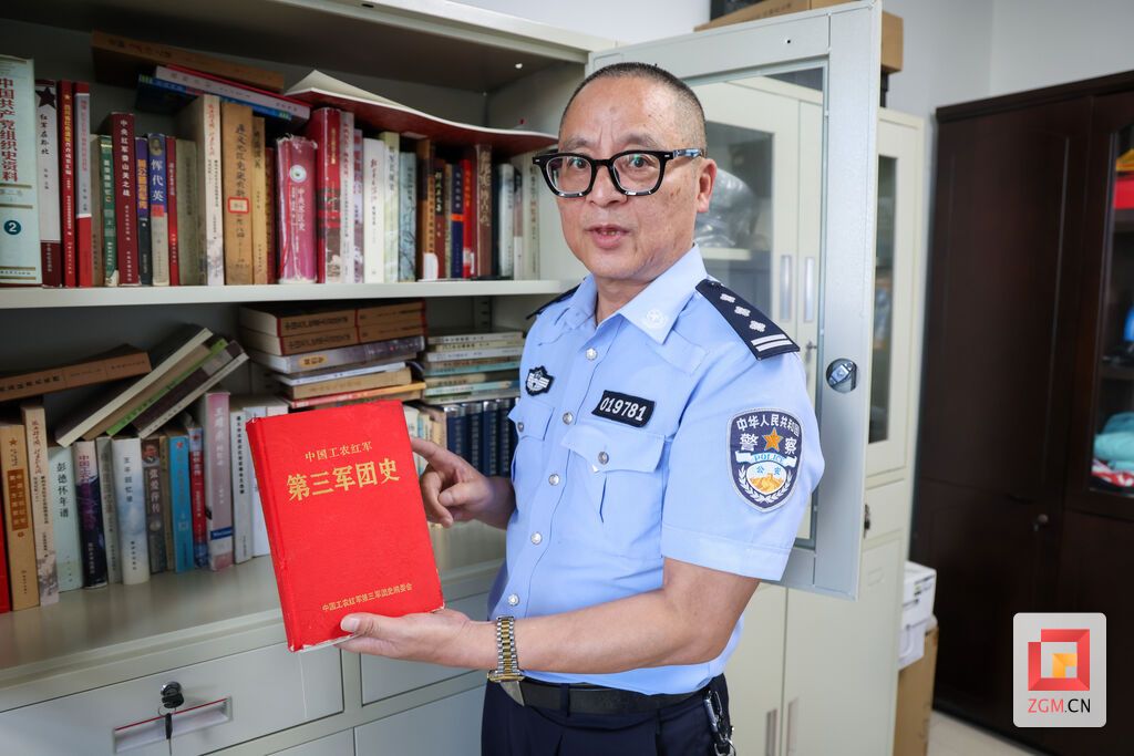 龚伟向记者介绍写作经历.JPG