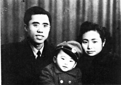 江竹筠和丈夫彭詠梧（左）、兒子彭云（中）的合影。