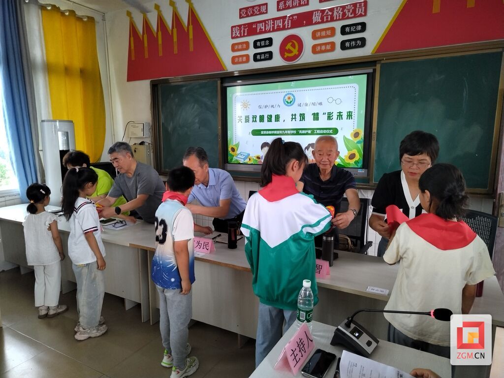 佩戴“护瞳员”袖标.jpg
