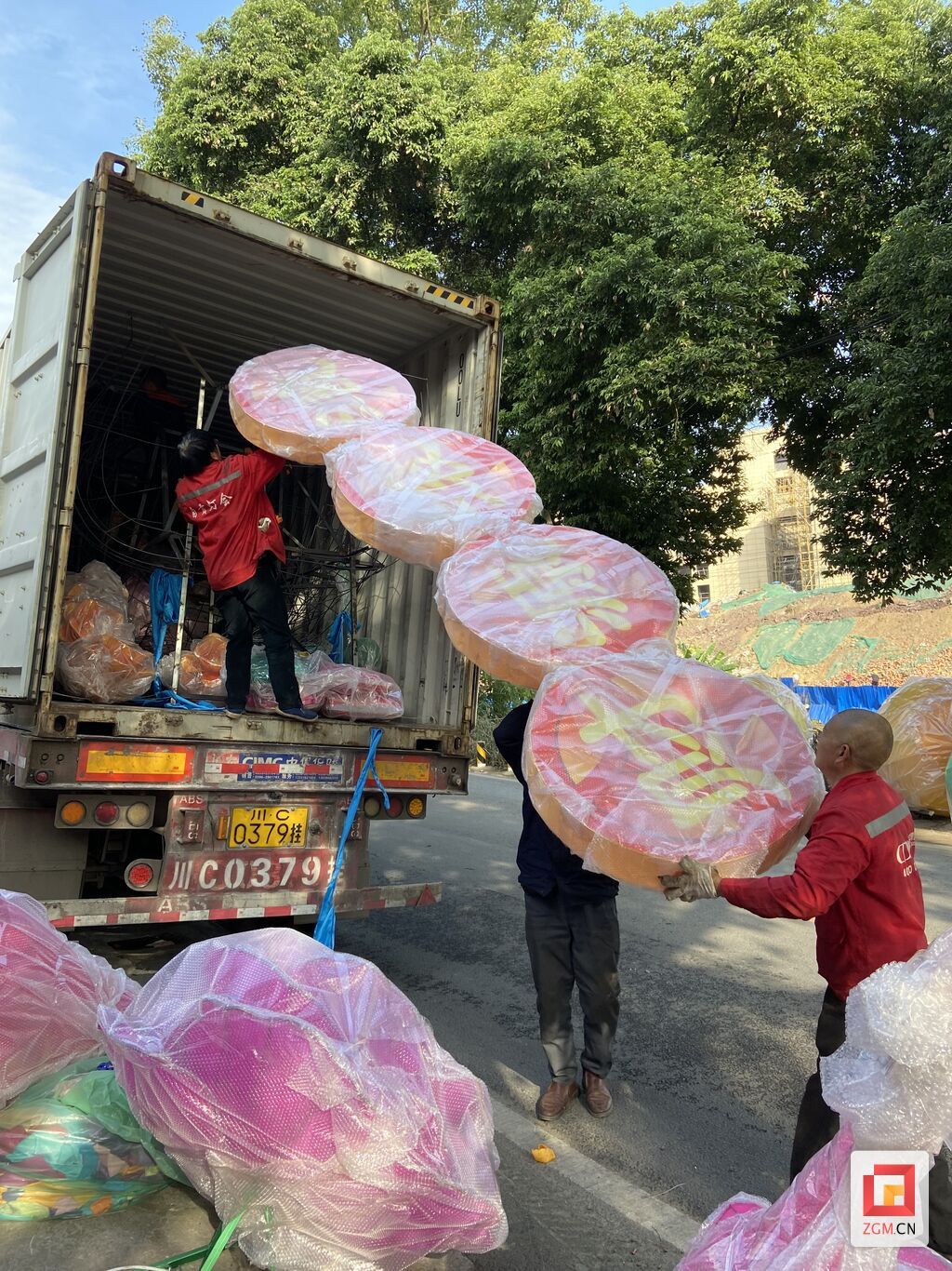 燈組零部件裝入集裝箱
