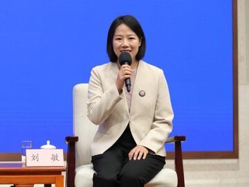 废墟中重生，这位四川残疾人工作者感动中外记者