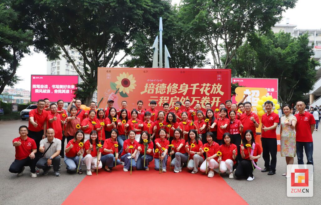 老师们为学生加油 记者 陈凡逸 摄.JPG