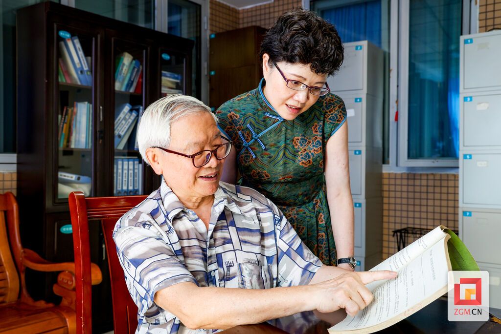 李观富(左)与李爽乐(右)记者 周馨钰摄.JPG
