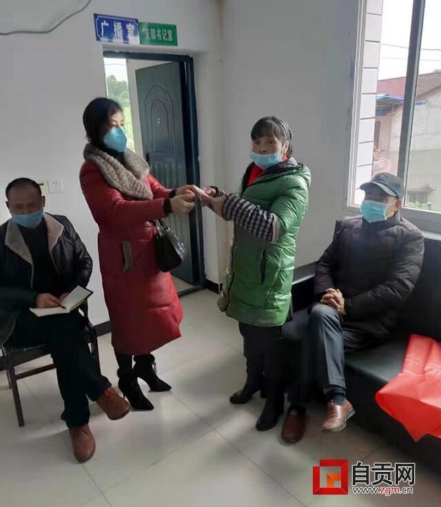 向受災(zāi)村組捐贈(zèng)款物.jpg