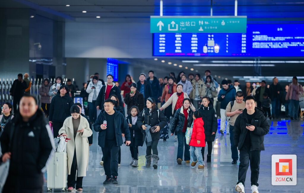 旅客陆续走出高铁站,踏上回家路 记者 宋姿熠 摄.jpg