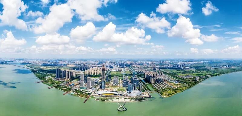 党的十八大以来，苏州市深入贯彻习近平生态文明思想，着力推动绿色发展，实现了太湖生态保护与高质量发展同频共振。图为太湖苏州湾全景。　苏州市吴江区委宣传部供图