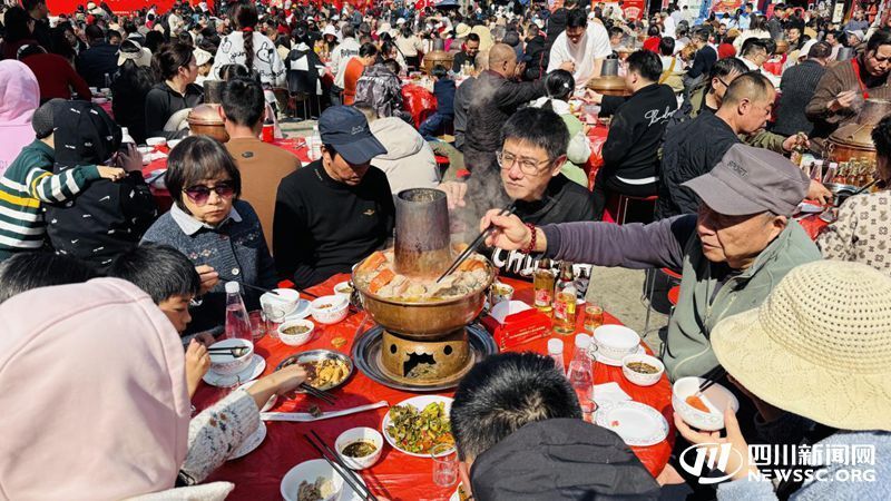 游客品嘗銅火鍋.jpg