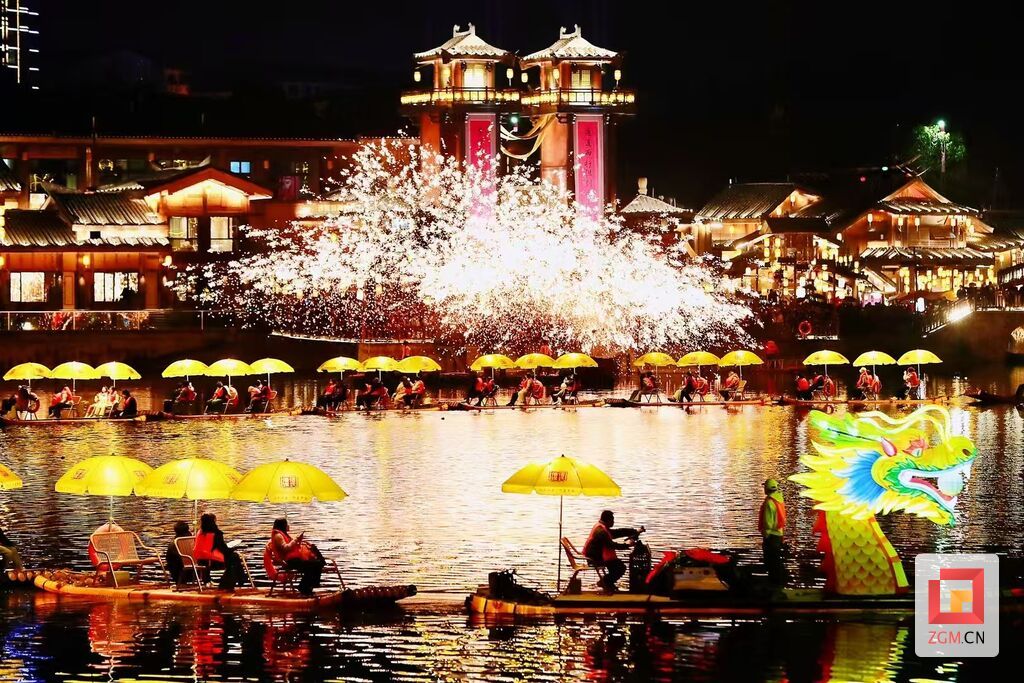 一夜鱼龙舞在这一刻具象化了。 罗茂盟摄.jpg