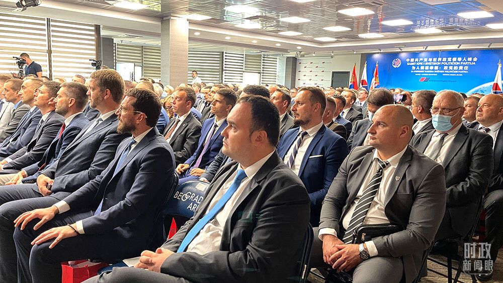 △塞尔维亚首都贝尔格莱德，塞尔维亚前进党总部分会场。（总台记者张颖拍摄）