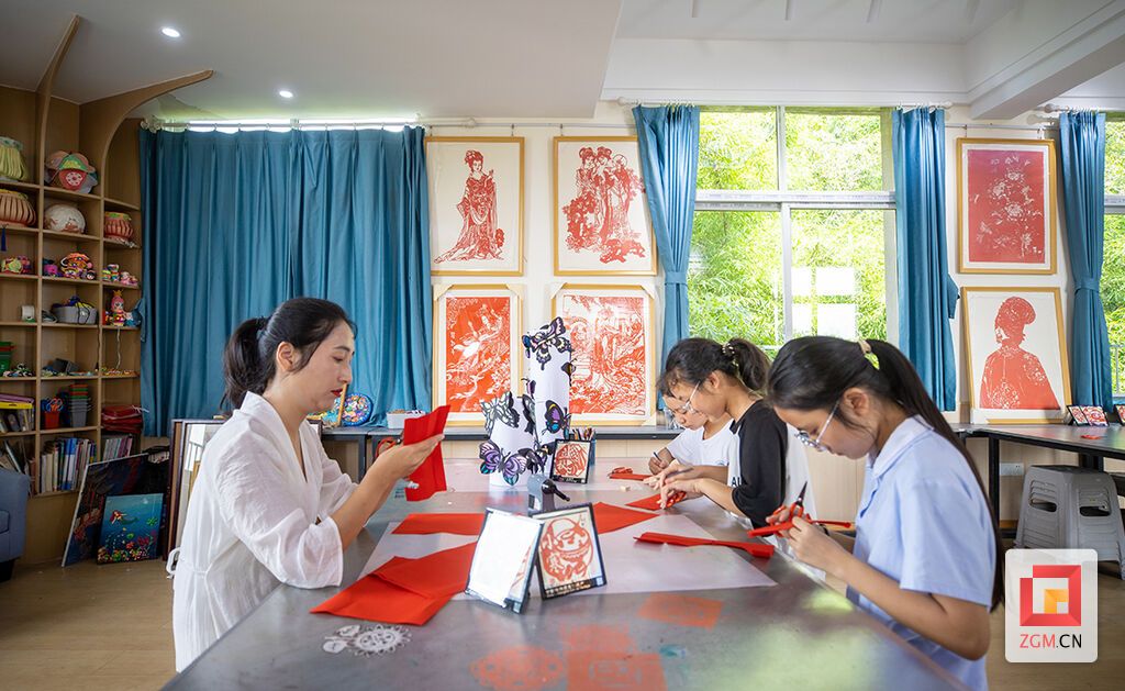 10“剪之韵”剪纸社团日常教学.jpg