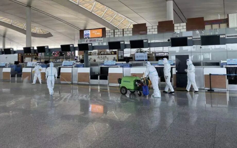 ▲工作人员在南京禄口机场T2航站楼内进行消杀。图/新华社