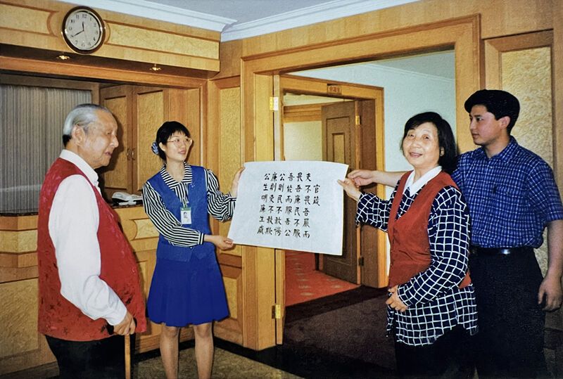 1999年3月,，習仲勛欣賞齊心的書法作品《官箴》。