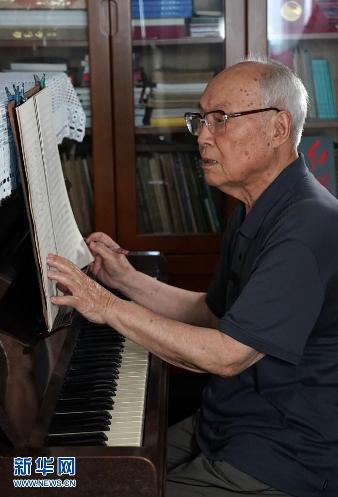 6月6日，吕其明在家中的钢琴前修改乐谱。新华社记者 任珑 摄