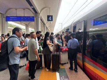 高铁自贡站多趟临时列车加开 方便旅客出行
