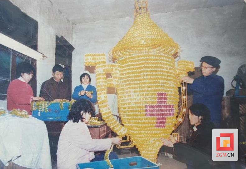 《獎(jiǎng)杯》制作小組正在工作(1984 年).png