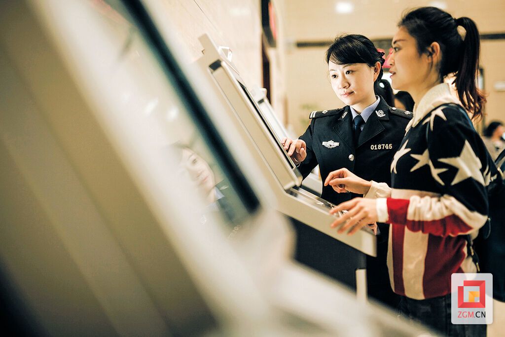 民警指导市民填表