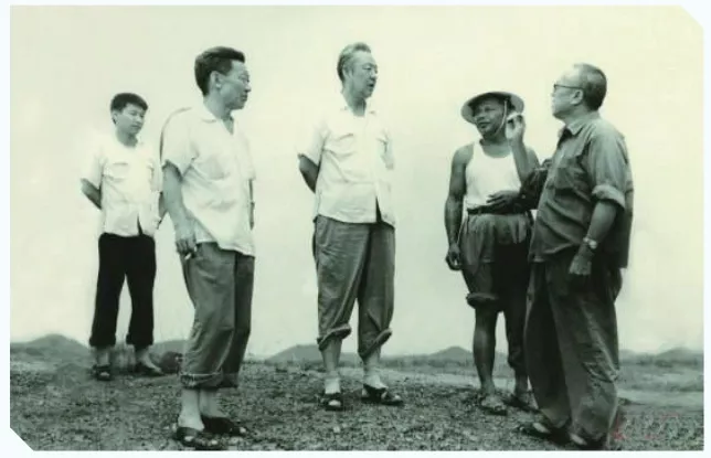 1978年8月,，習仲勛（左三）在廣東惠陽農(nóng)村調(diào)研。在清華大學學習的習近平（左一）利用暑假時間參加社會實踐,，隨同父親一起下鄉(xiāng)
