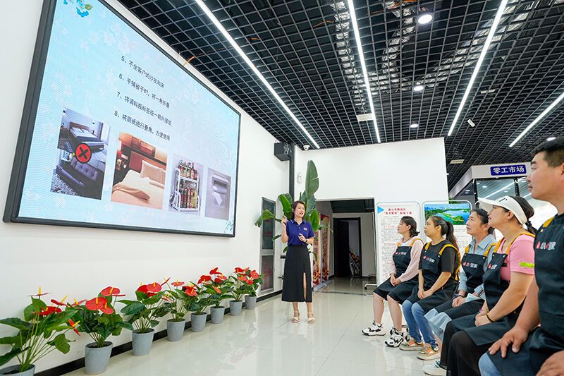 2023年7月2日,河北省唐山市路南区初心家园零工市场服务站的工作人员在为求职者进行家政技能培训。
