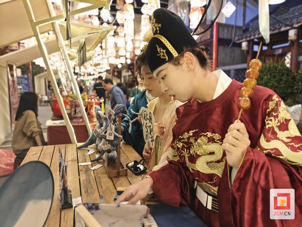 自流井區(qū):老街漢服巡游.jpg