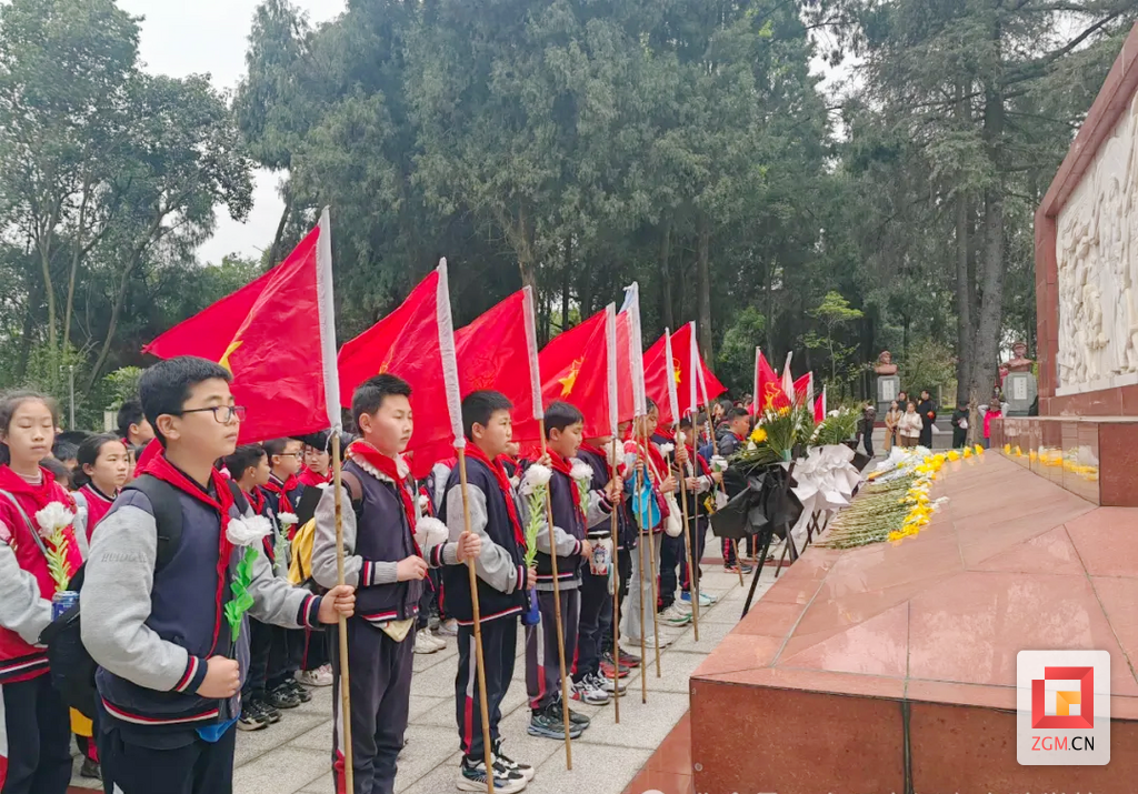 汇东实验学校开展远足祭扫.png