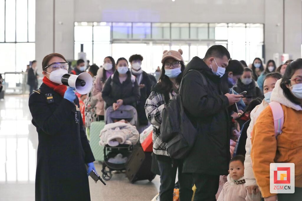 高鐵富順站旅客有序檢票進(jìn)站.jpg