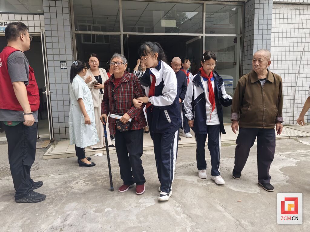 重阳节学生走进敬老院看望慰问老人.jpg