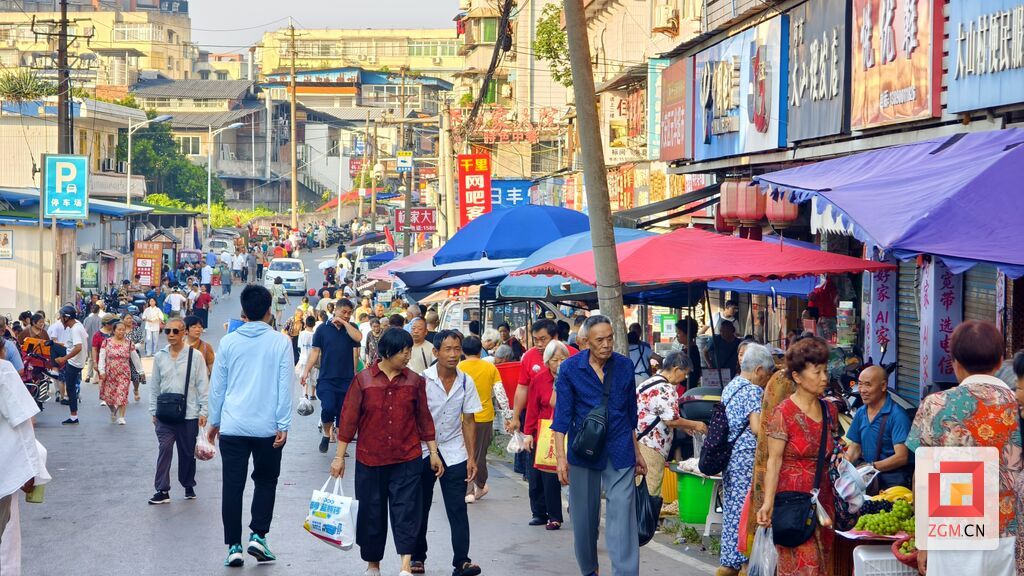 市民在大山铺赶场 记者 罗祥瑞摄.jpg