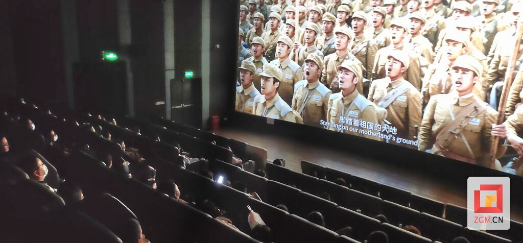 國慶期間市民在電影院觀看電影《長(zhǎng)津湖》?芶思攝
