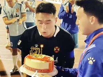 ​“某色石布，25岁生日快乐！”