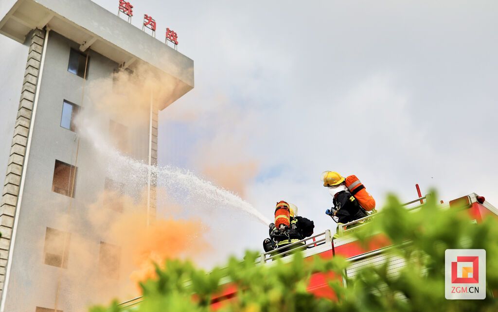 战士用车载水炮演练着火点外部灭火情形，为分秒必争的救援行动提供降险保障。