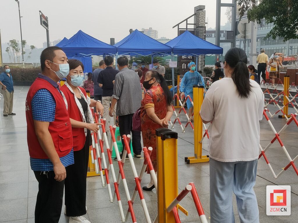 提醒做核酸群眾帶好口罩注意保持距離.jpg