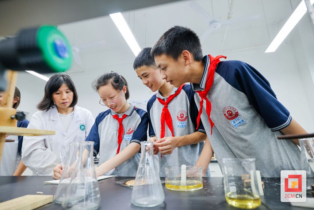 学生观看记录 记者 宋姿熠 摄.jpeg