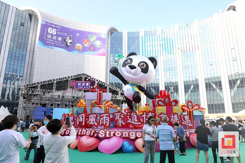 自贡彩灯“点亮”国家会展中心（上海），成为我市推动彩灯产业转型突破和高质量发展的又一次新的尝试。
