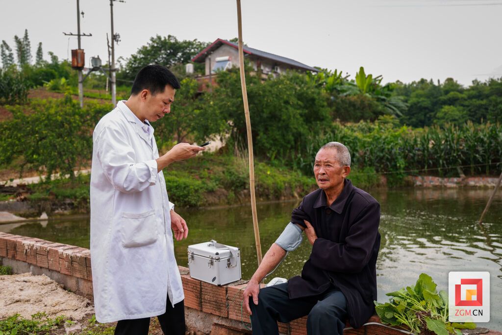 黄永剑给路上遇见的老年村民体检 记者 周馨钰 摄.JPG