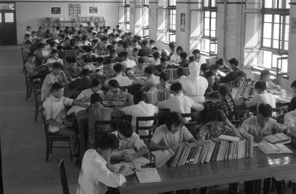 1959年，学生们在西迁后的交大校园图书馆阅览室内学习（资料照片）。