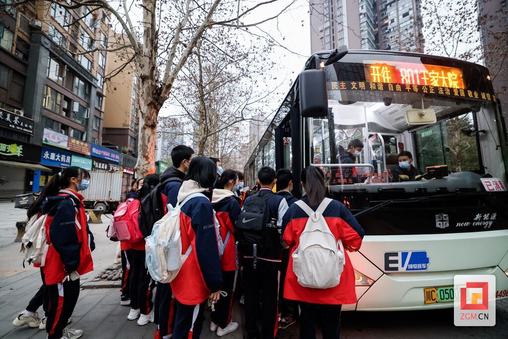 校園直通車班線準(zhǔn)時到達.jpg
