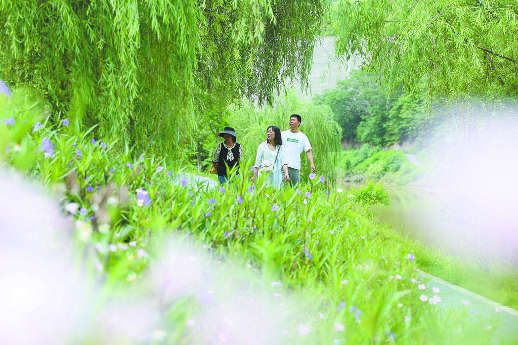 市民漫步花溪河畔。.jpg