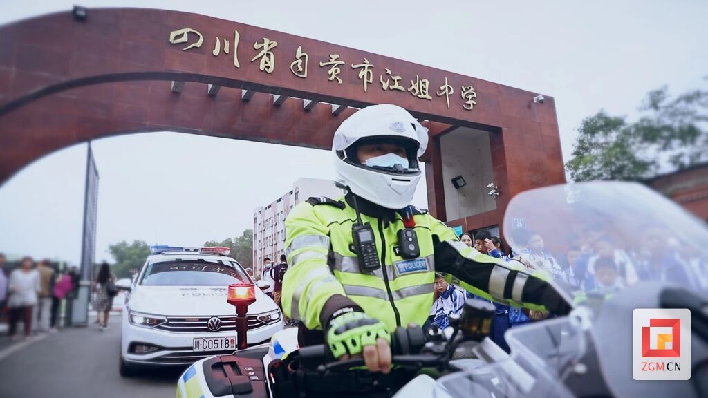 7日早上，全市15個(gè)考點(diǎn)均設(shè)立交警護(hù)航服務(wù)點(diǎn)，駐守不少于1輛鐵騎和1輛警車，貼有“高考服務(wù)車”標(biāo)識(shí)，為考生及家長服務(wù)，配備遮陽棚、工作臺(tái)、口罩及交通安全宣傳資料。