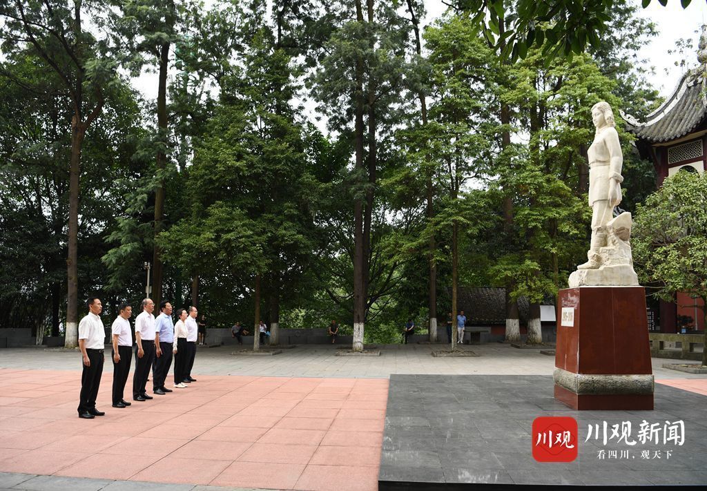 6月21日，黄强在宜宾市翠屏区参观赵一曼纪念馆，详细了解巾帼英雄可歌可泣的革命事迹。