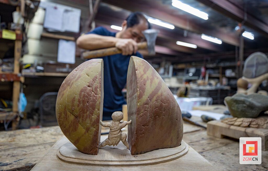 放在赏石工坊,为奇石配好底座未上漆的半成品作品.jpg
