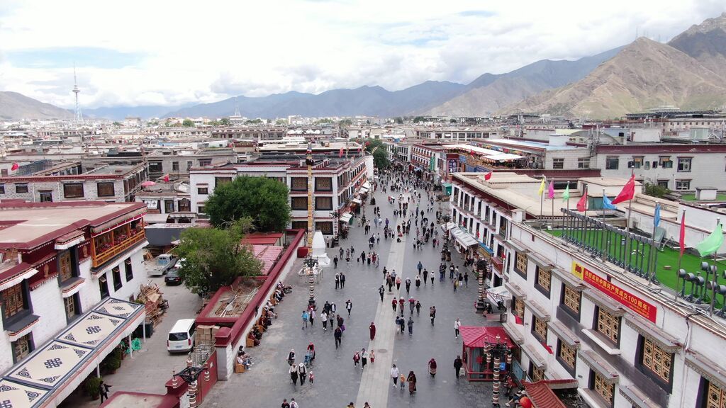 △俯瞰拉萨八廓街（总台记者李旭拍摄）