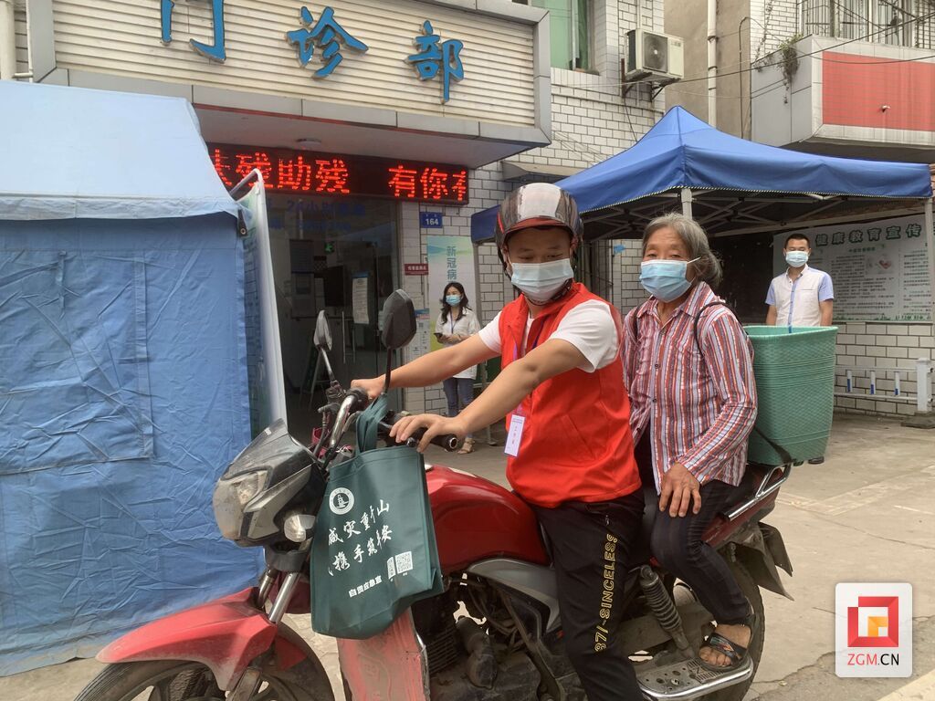 志愿者免费接送群众