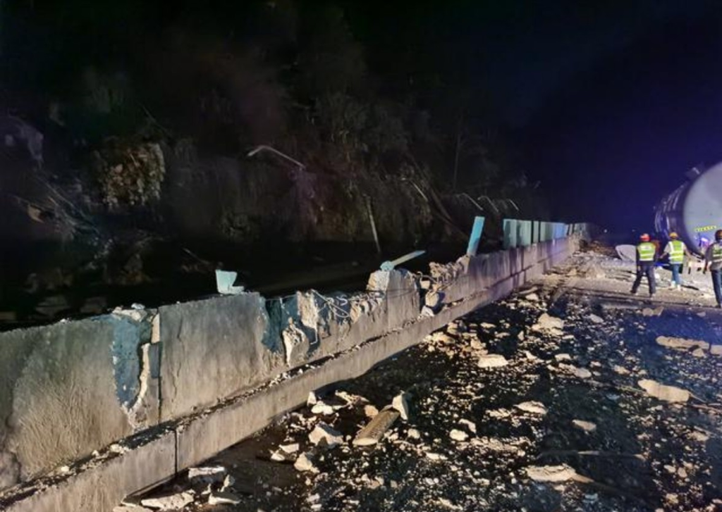 大保高速公路发生塌方（图据云南高速交警）