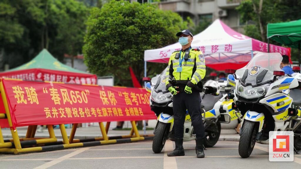 7日早上，全市15個(gè)考點(diǎn)均設(shè)立交警護(hù)航服務(wù)點(diǎn)，駐守不少于1輛鐵騎和1輛警車，貼有“高考服務(wù)車”標(biāo)識(shí)，為考生及家長服務(wù)，配備遮陽棚、工作臺(tái)、口罩及交通安全宣傳資料。