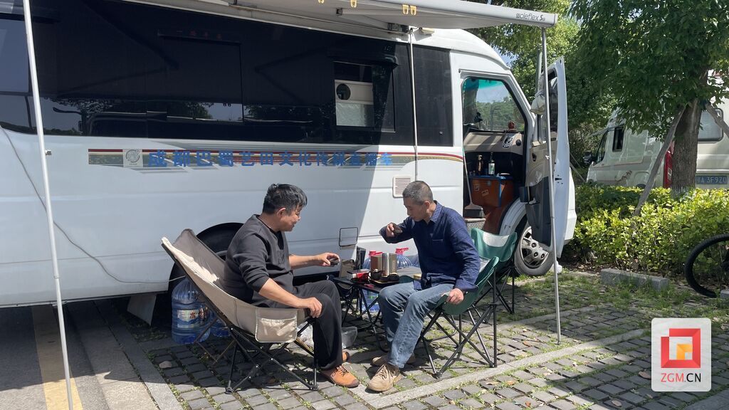 郭志军和朋友品茗交流 记者 陈曦 摄.jpg