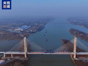 沪渝蓉高铁跨京杭运河斜拉桥合龙